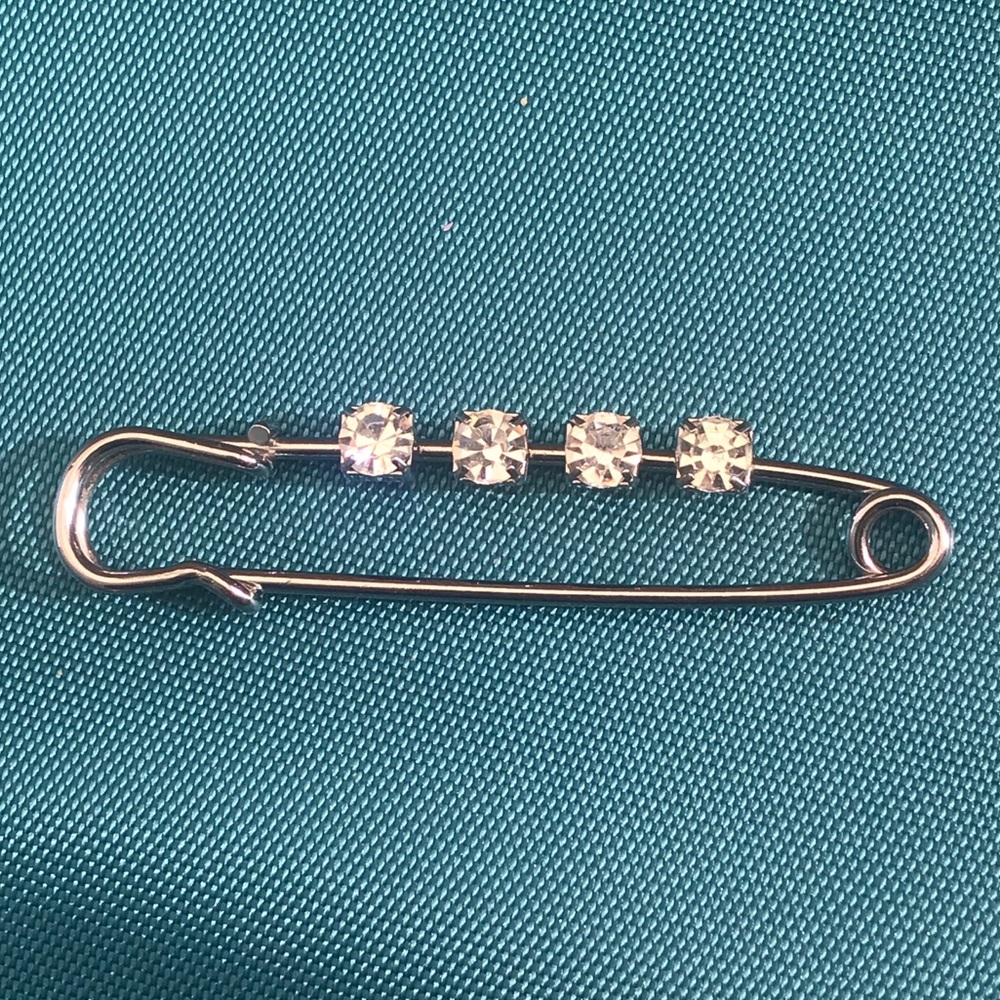 Safety pin brooch